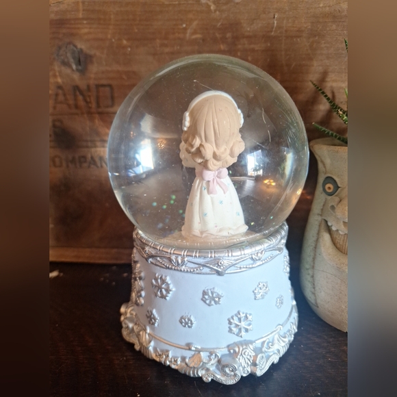 Precious Moments Angel W/Snowflake Glitter Snow Globe - Picture 3 of 7
